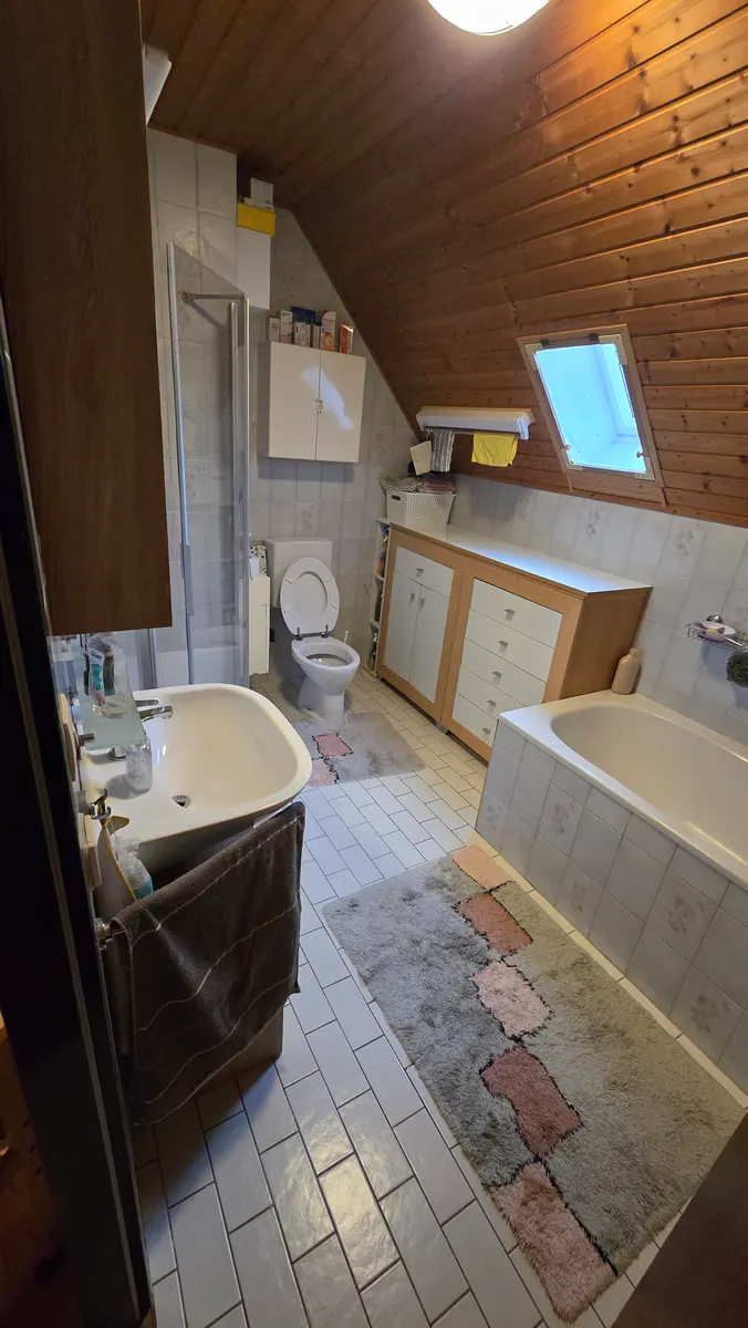 Bad im Dachgeschoss vor der Sanierung
