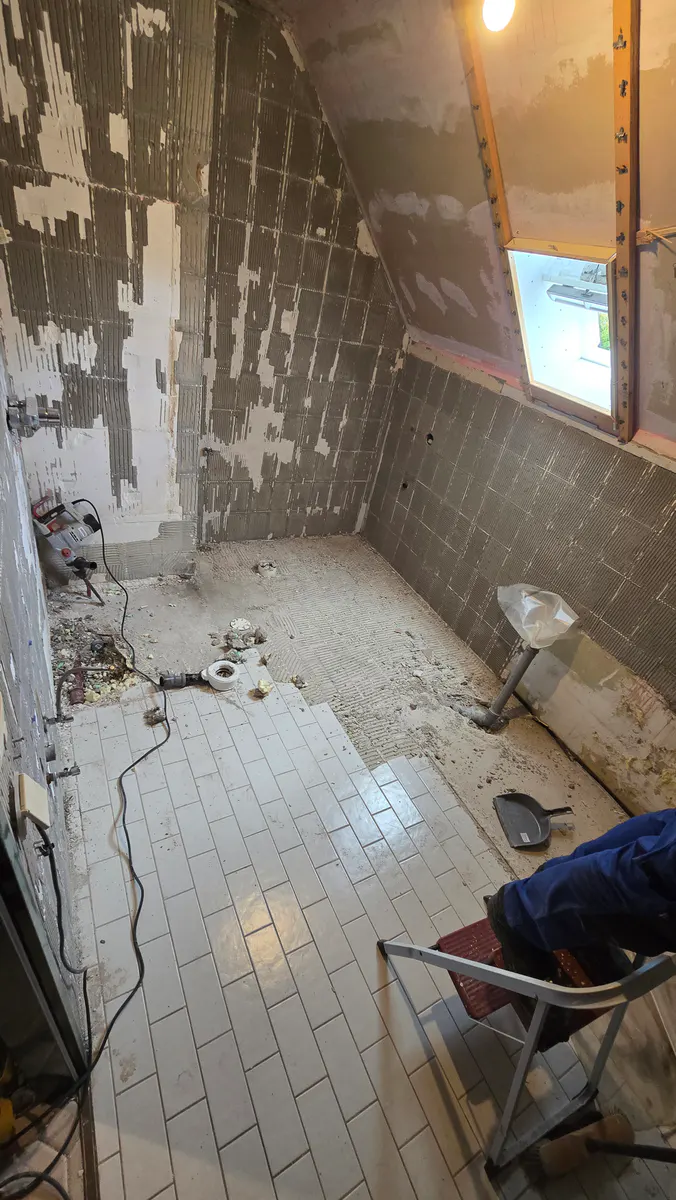 Freigelegte Installationsbereiche während der Badsanierung